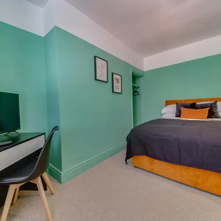 The Rockfield By Serene Stylish 6br Near Anfield With Bar Parking Virgin Media And Fast Wifi Holiday home Liverpool