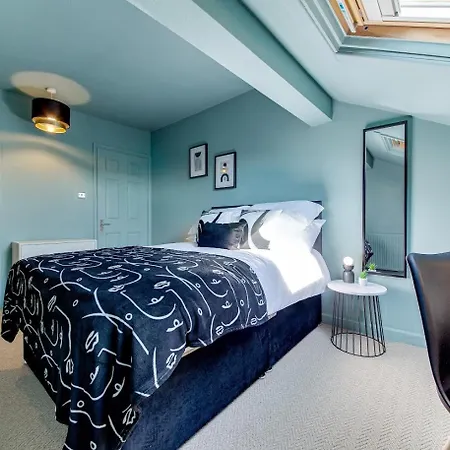 Holiday home The Rockfield By Serene Stylish 6br Near Anfield With Bar Parking Virgin Media And Fast Wifi *