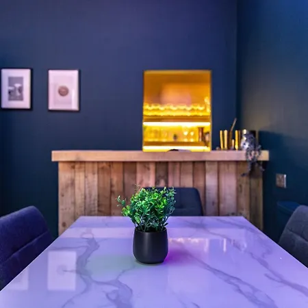 The Rockfield By Serene Stylish 6br Near Anfield With Bar Parking Virgin Media And Fast Wifi Holiday home