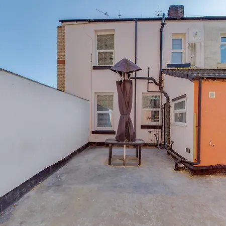 The Rockfield By Serene Stylish 6br Near Anfield With Bar Parking Virgin Media And Fast Wifi Holiday home