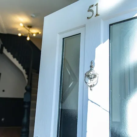 The Rockfield By Serene Stylish 6br Near Anfield With Bar Parking Virgin Media And Fast Wifi Holiday home