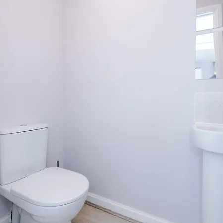 Holiday home Liverpool-Halewood-Speke 3 Bedrooms, 2,5 Bath Driveway Parking Sleeps 9 - Fully Equipped Modern, Luxury Home Anfield Fc Kings Docks Waterfront Bank Arena