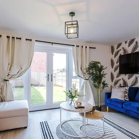 Liverpool-Halewood-Speke 3 Bedrooms, 2,5 Bath Driveway Parking Sleeps 9 - Fully Equipped Modern, Luxury Home Anfield Fc Kings Docks Waterfront Bank Arena Holiday home *