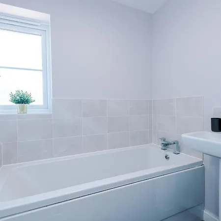 Liverpool-Halewood-Speke 3 Bedrooms, 2,5 Bath Driveway Parking Sleeps 9 - Fully Equipped Modern, Luxury Home Anfield Fc Kings Docks Waterfront Bank Arena Holiday home