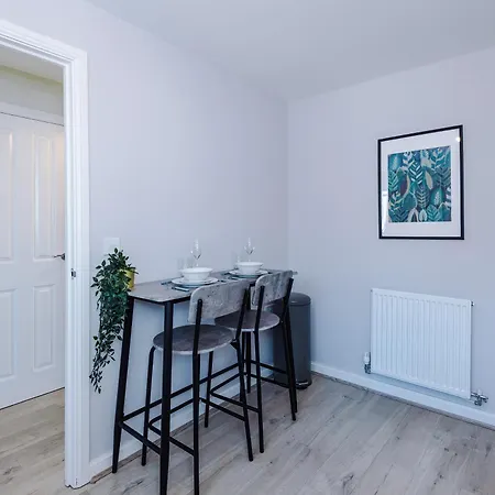 Liverpool-Halewood-Speke 3 Bedrooms, 2,5 Bath Driveway Parking Sleeps 9 - Fully Equipped Modern, Luxury Home Anfield Fc Kings Docks Waterfront Bank Arena *