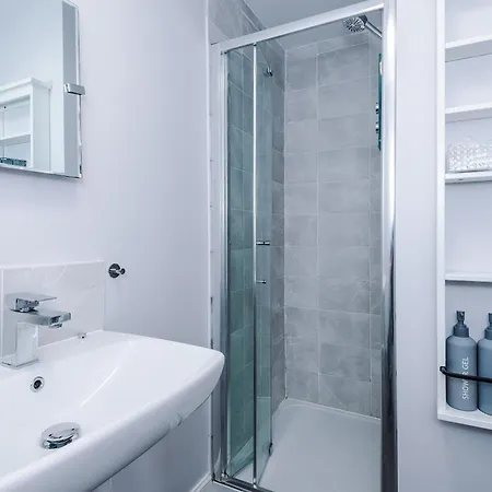 Liverpool-Halewood-Speke 3 Bedrooms, 2,5 Bath Driveway Parking Sleeps 9 - Fully Equipped Modern, Luxury Home Anfield Fc Kings Docks Waterfront Bank Arena Liverpool