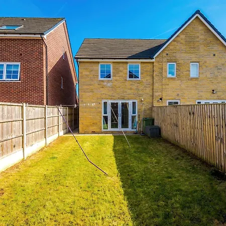 Liverpool-Halewood-Speke 3 Bedrooms, 2,5 Bath Driveway Parking Sleeps 9 - Fully Equipped Modern, Luxury Home Anfield Fc Kings Docks Waterfront Bank Arena Holiday home Liverpool