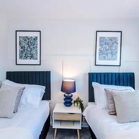 Holiday home Liverpool-Halewood-Speke 3 Bedrooms, 2,5 Bath Driveway Parking Sleeps 9 - Fully Equipped Modern, Luxury Home Anfield Fc Kings Docks Waterfront Bank Arena Liverpool