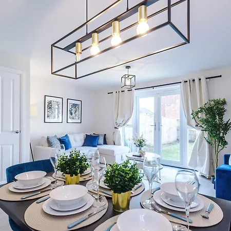 Holiday home Liverpool-Halewood-Speke 3 Bedrooms, 2,5 Bath Driveway Parking Sleeps 9 - Fully Equipped Modern, Luxury Home Anfield Fc Kings Docks Waterfront Bank Arena Liverpool