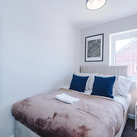 Liverpool-Halewood-Speke 3 Bedrooms, 2,5 Bath Driveway Parking Sleeps 9 - Fully Equipped Modern, Luxury Home Anfield Fc Kings Docks Waterfront Bank Arena * Liverpool