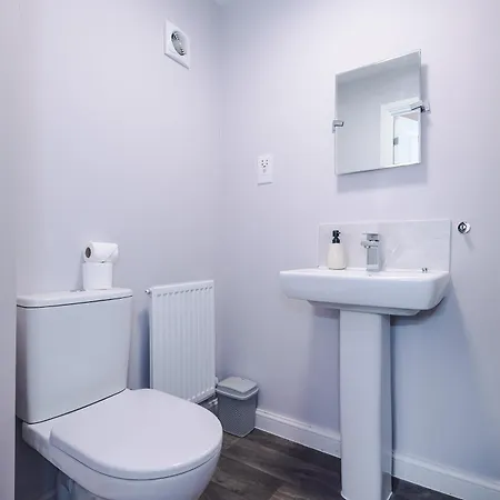 Liverpool-Halewood-Speke 3 Bedrooms, 2,5 Bath Driveway Parking Sleeps 9 - Fully Equipped Modern, Luxury Home Anfield Fc Kings Docks Waterfront Bank Arena Holiday home
