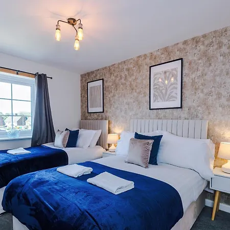 Liverpool-Halewood-Speke 3 Bedrooms, 2,5 Bath Driveway Parking Sleeps 9 - Fully Equipped Modern, Luxury Home Anfield Fc Kings Docks Waterfront Bank Arena *