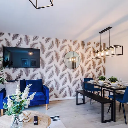 Liverpool-Halewood-Speke 3 Bedrooms, 2,5 Bath Driveway Parking Sleeps 9 - Fully Equipped Modern, Luxury Home Anfield Fc Kings Docks Waterfront Bank Arena Holiday home