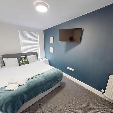 5 Tvs 10 Mins To 2 Showers Parking *