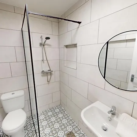 5 Tvs 10 Mins To 2 Showers Parking *