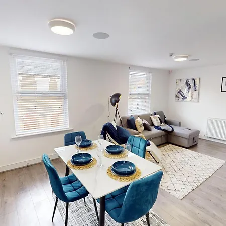 5 Tvs 10 Mins To 2 Showers Parking * Liverpool