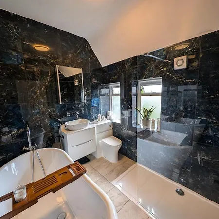 Luxury 3 Bed House With Off Road Parking For 2 Cars, Garden, 10 Minutes From City-centre * Liverpool