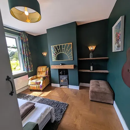 Lejlighed Luxury 3 Bed House With Off Road Parking For 2 Cars, Garden, 10 Minutes From City-centre *