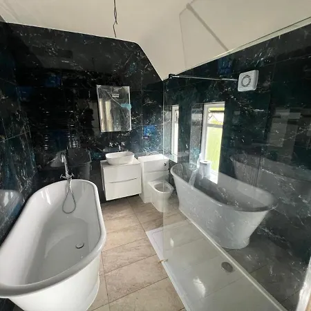 Lejlighed Luxury 3 Bed House With Off Road Parking For 2 Cars, Garden, 10 Minutes From City-centre *