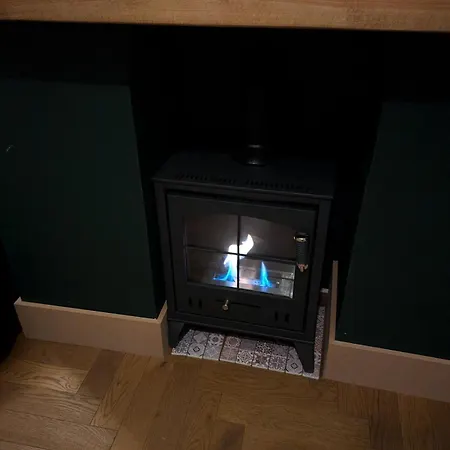 Luxury 3 Bed House With Off Road Parking For 2 Cars, Garden, 10 Minutes From City-centre * Liverpool