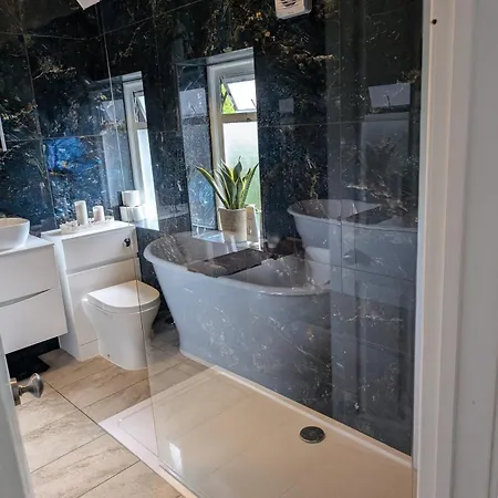 Lejlighed Luxury 3 Bed House With Off Road Parking For 2 Cars, Garden, 10 Minutes From City-centre *