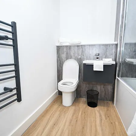 Lovely Spacious 2 Bedroom In Apartment Liverpool