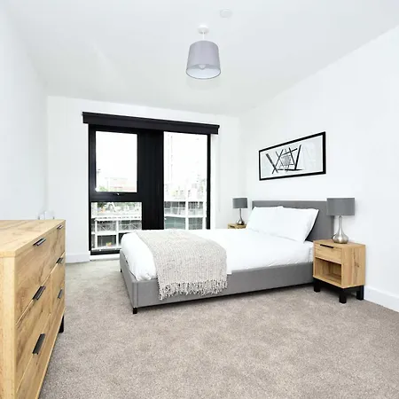 Lovely Spacious 2 Bedroom In Apartment *