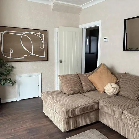 Entire Home 7 Beds - 1 Minute Walk To Anfield Stadium!