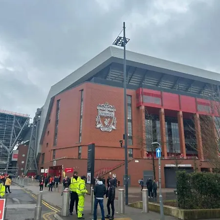 Entire Home 7 Beds - 1 Minute Walk To Anfield Stadium! Holiday home Liverpool