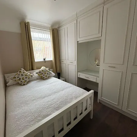 Holiday home Entire Home 7 Beds - 1 Minute Walk To Anfield Stadium! *