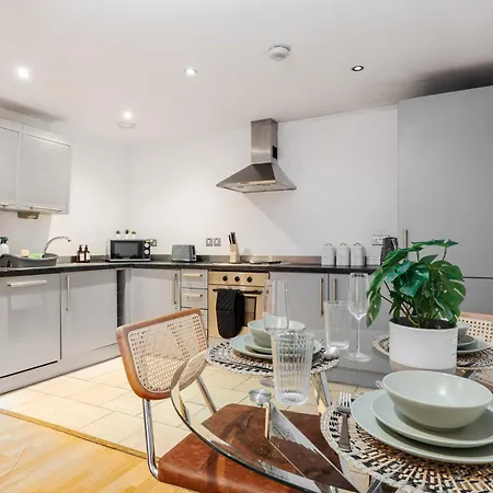 Town Centre Stay, 2 Bed 2 Bath, Sleeps Up To 7 Liverpool