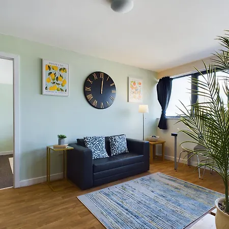 Stylish Central Apartment 2 Beds 4 Guests Long Term Stays