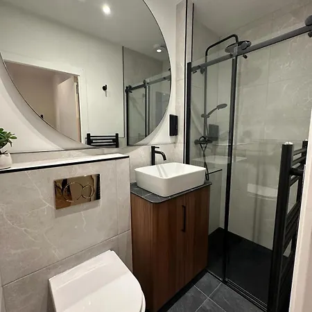 2 Bedroom Near Anfield Stadium - Sleeps 4 Per Flat Liverpool