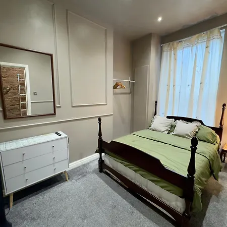 8 Guest Fusion 2 Min Lime St * Liverpool