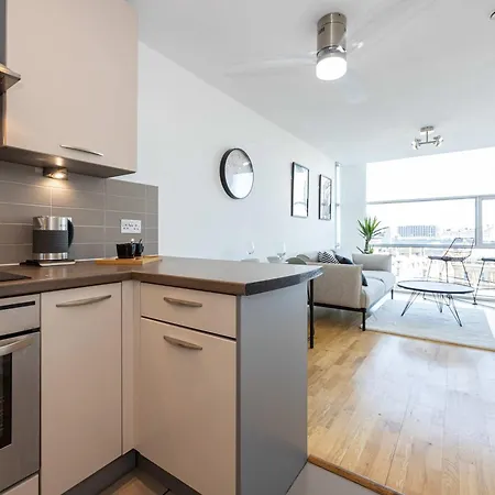 Stunning Skyline With Parking Apartment Liverpool