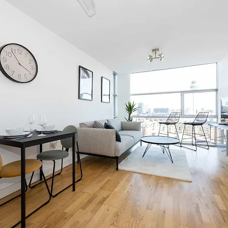 Stunning Skyline With Parking Apartment Liverpool