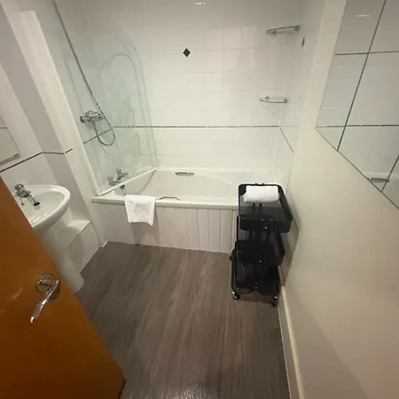 Large Centre Apartment *