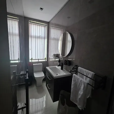 Deluxe 2br Near Center - Sleeps 6