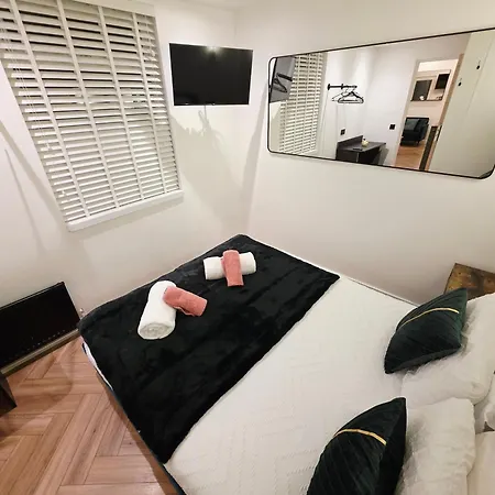 2 Bedroom Near Anfield Stadium - Sleeps 4 Per Flat