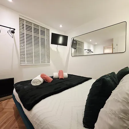 Apartment 2 Bedroom Near Anfield Stadium - Sleeps 4 Per Flat