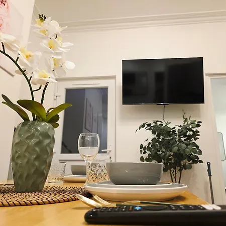 2 Bedroom Near Anfield Stadium - Sleeps 4 Per Flat * Liverpool