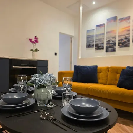 2 Bedroom Near Anfield Stadium - Sleeps 4 Per Flat *