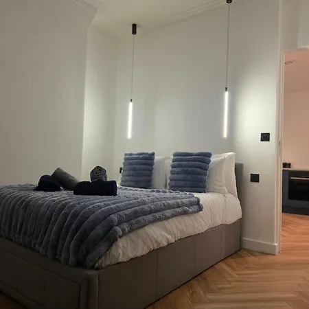 2 Bedroom Near Anfield Stadium - Sleeps 4 Per Flat * 利物浦