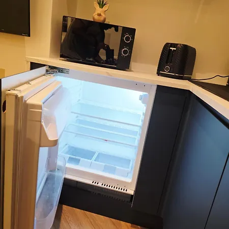 2 Bedroom Near Anfield Stadium - Sleeps 4 Per Flat