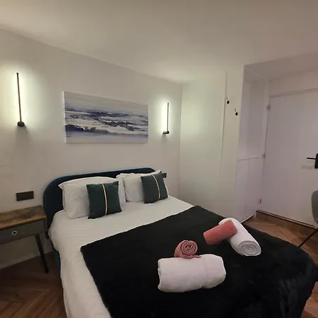 2 Bedroom Near Anfield Stadium - Sleeps 4 Per Flat
