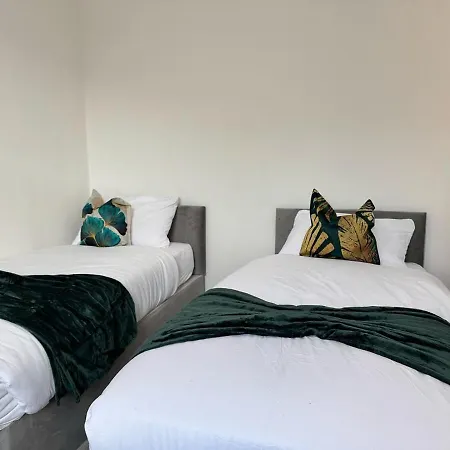 Lots Of Space! Free Parking Sleeps 9 Holiday home *