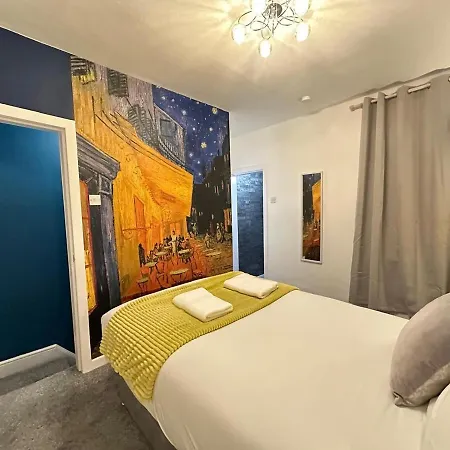 5 Mins To Anfield, 2 Bed, Mosaic Art House
