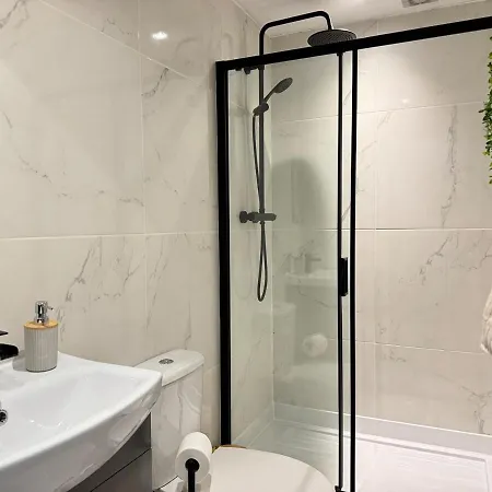 6b 3bath - Free Parking - Tvs In Every