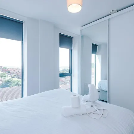 Spacious One Bedroom With Scenic View In Centre By Eason Stays, Ideal For Weekend Getaways & Business Travels - Free Parking 아파트