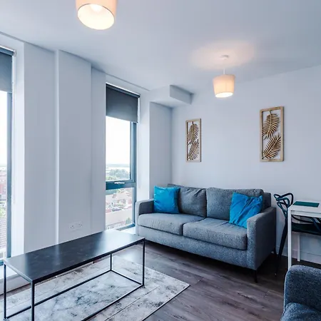Spacious One Bedroom With Scenic View In Centre By Eason Stays, Ideal For Weekend Getaways & Business Travels - Free Parking 리버풀
